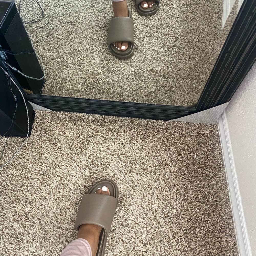 H&M Slides/SOLD - Picture 7 of 9